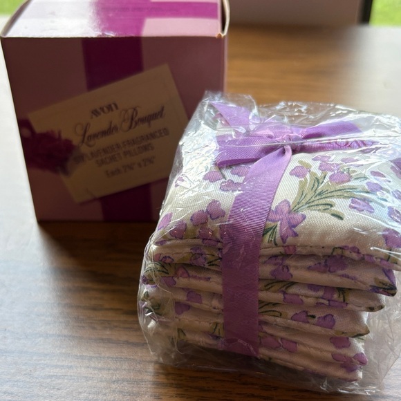 Avon Lavender Bouquet Soap Set - Purple and Cream - Picture 1 of 3